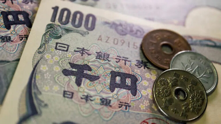 Japanese yen hits 34-year low against dollar