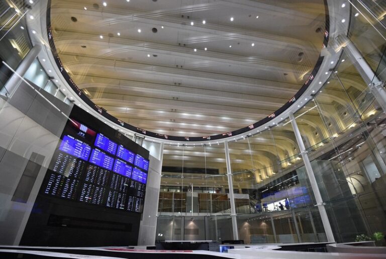 Tokyo stocks drop in morning on tech falls