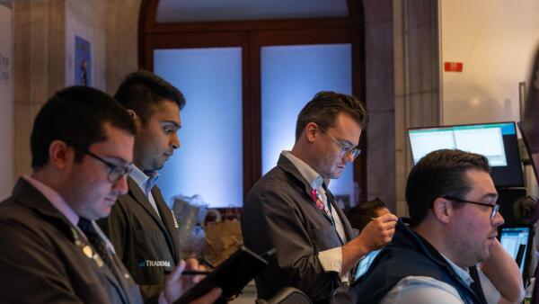 Stocks regain stability as US retail report reassures