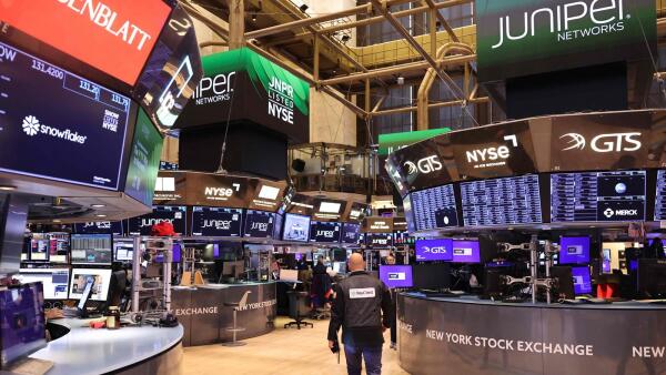 Wall Street stocks dip, dollar rebounds as Fed readies rate cuts